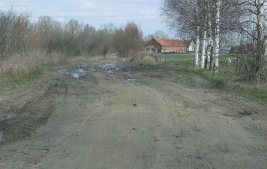 Wykonanie nawierzchni asfaltowej do Kol. Marianka - dojazd do pól - przed inwestycją (6)