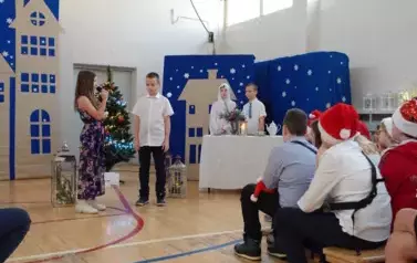 Opowieść wigilijna w wykonaniu klasy 4b z SP3