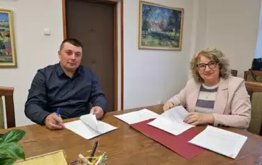 Podpisanie umowy z przedsiębiorstwem Żwirownia Pasłęk Transport Maciej Naspiński