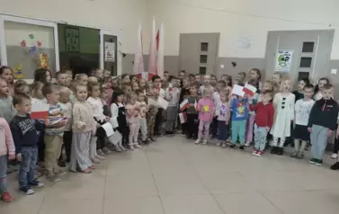 Marsz majowy z flagami &ndash; patriotyczna inicjatywa najmłodszych w Szkole Podstawowej nr 2_5