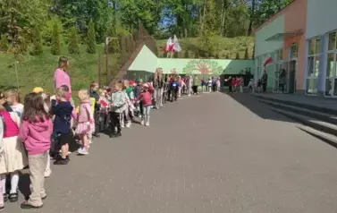 Marsz majowy z flagami &ndash; patriotyczna inicjatywa najmłodszych w Szkole Podstawowej nr 2_3