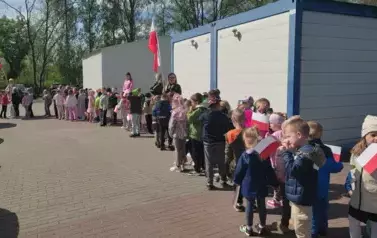Marsz majowy z flagami &ndash; patriotyczna inicjatywa najmłodszych w Szkole Podstawowej nr 2_1