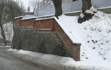 Zabezpieczenie balustrady muru oporowego