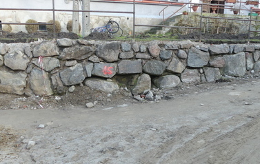 kamienne mury oporowe przy ul.Osińskiego w trakcie prac (4)
