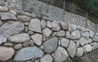 kamienne mury oporowe przy ul.Osińskiego w trakcie prac (3)