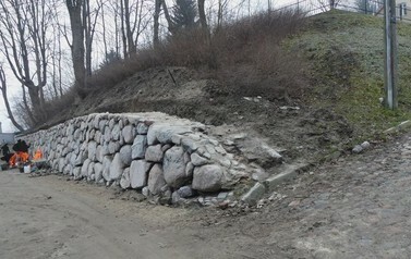 kamienne mury oporowe przy ul.Osińskiego w trakcie prac (1)