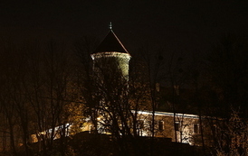 Pasłęk nocny widok wieży zamkowej