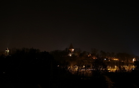Pasłęk nocna panorama wzg&oacute;rza zamkowego widok z ulicy Sprzymierzonych