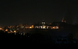 Pasłęk nocna panorama wzg&oacute;rza zamkowego