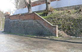 mur oporowy wraz z ceglaną balustradą przed remontemul.Zamkowa (4)