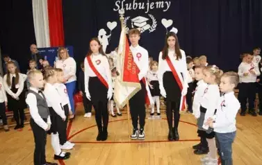 Poczet sztandarowy podczas ślubowania klas pierwszych w SP nr 3 w Pasłęku