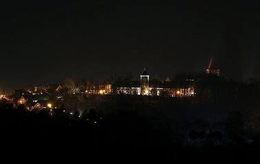 Pasłęk nocna panorama wzg&oacute;rza zamkowego