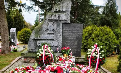 Zdjęcie do Wojew&oacute;dzkie Obchody Pamięci Ofiar Zbrodni Katyńskiej, 85. rocznicy Deportacji Polak&oacute;w na Sybir oraz 15. rocznicy Katastrofy Smoleńskiej