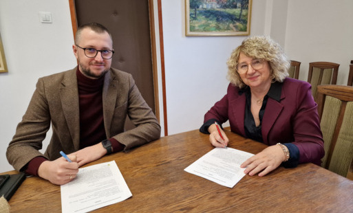 Zdjęcie do Podpisano umowę na projekt wybiegu dla ps&oacute;w w Pasłęku