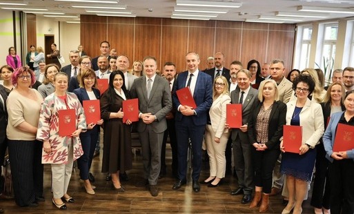 Zdjęcie do Oficjalne podpisanie um&oacute;w na 2 projekty sołeckie