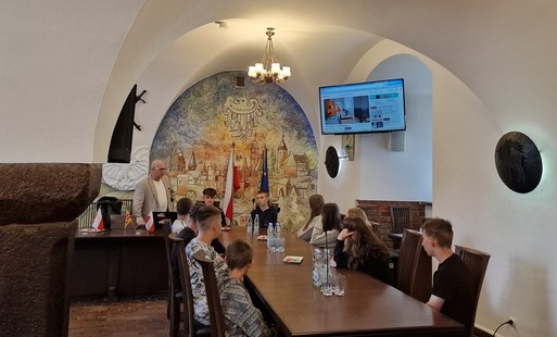 Zdjęcie do Uczniowie klasy VIII z Zielonki Pasłęckiej odwiedzili Urząd Miejski w Pasłęku