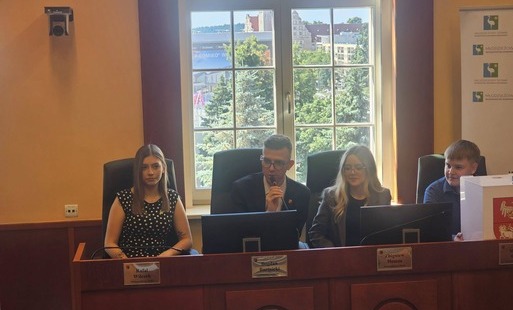 Zdjęcie do Pierwsza sesja Młodzieżowego Sejmiku Wojew&oacute;dztwa Warmińsko-Mazurskiego  