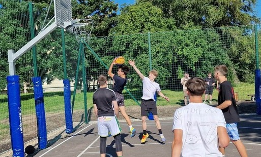 Zdjęcie do Oficjalne otwarcie boiska sportowego przy ul. 11-go Listopada